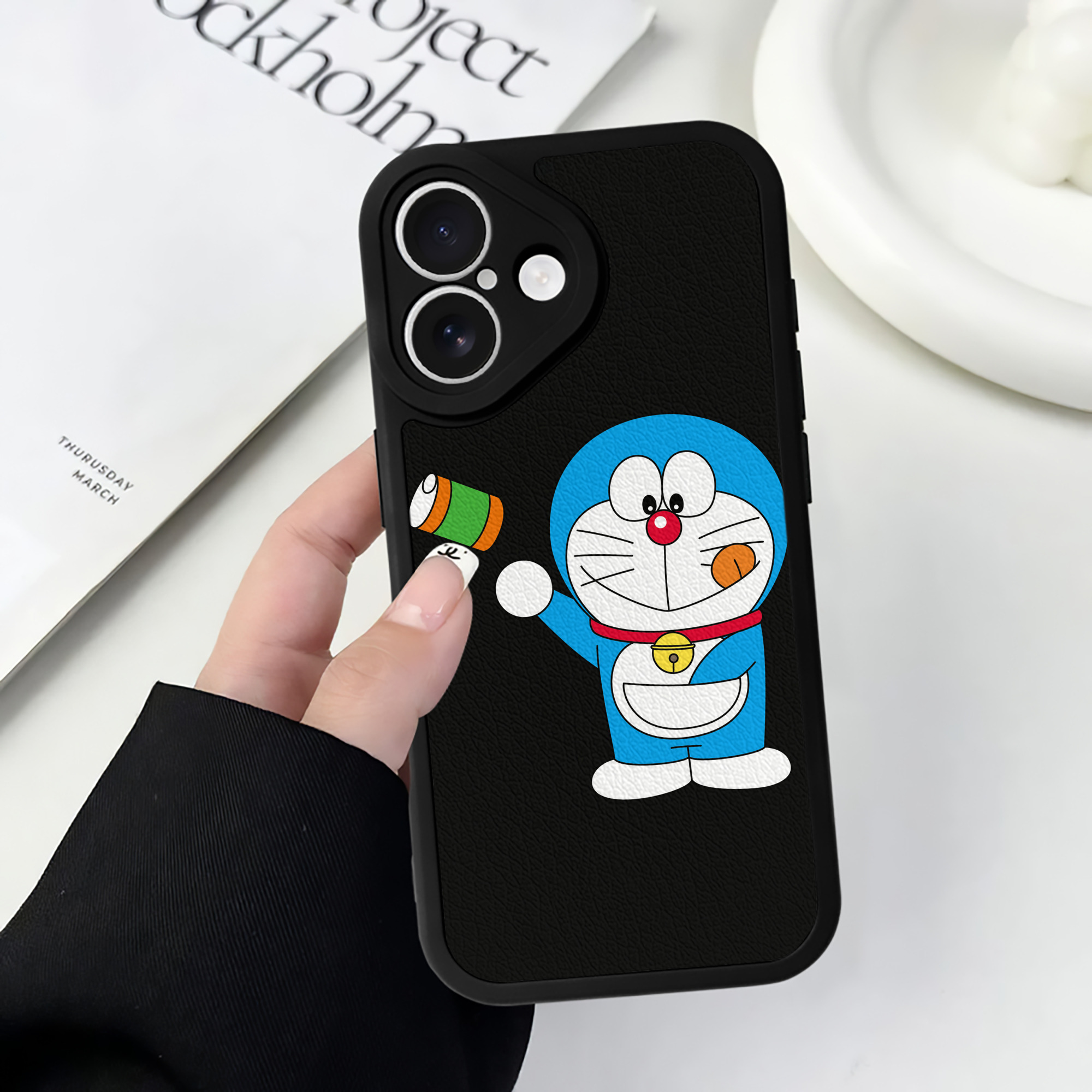 （画像用） ドラえもん Doraemon 【iPhone 16シリーズ対応】シリコンスマホケース（レザー調） 材質：シリコン
